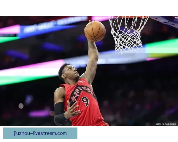 巴雷特在比赛中被队友锡安误伤肩膀 已返回更衣室接受治疗